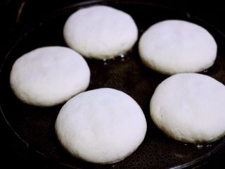 21、萝卜丝发面饼#王氏私房菜#,电饼档烧热、把适量食用油倒入锅中、用油刷刷匀、把包好的萝卜丝发面饼放入锅中、入图