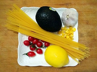 1、牛油果Pasta,准备食材。甜玉米粒是熟的。
