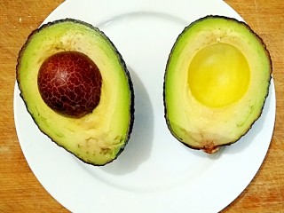 3、牛油果Pasta,料理牛油果的第一步是把它纵向切开。将牛油果放在切板上，一手扶稳，一手将其纵向切开。锋利小巧的水果刀能让你切得更准确。切开后轻扭果实，便能分成两半。
