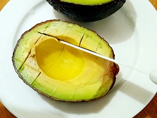 4、牛油果Pasta,将去核的牛油果用水果刀纵横切小块。