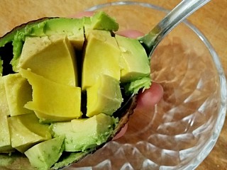 5、牛油果Pasta,用勺子盛出放进容器中。