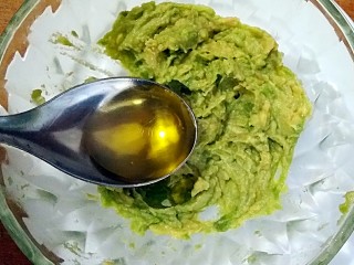 6、牛油果Pasta,将牛油果和一瓣蒜（不喜欢蒜的宝宝们可以不加）一起捣成泥，然后加入15ml橄榄油。
