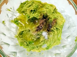 7、牛油果Pasta,再加入适量黑胡椒和盐。