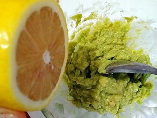 8、牛油果Pasta,根据个人口味挤入适量的柠檬汁，和牛油果泥一起搅拌均匀。