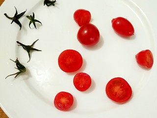 9、牛油果Pasta,小番茄洗净去蒂，对切开。