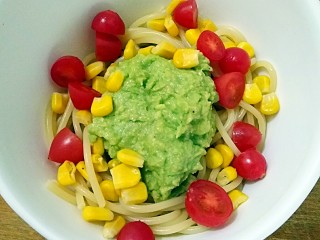 11、牛油果Pasta,将煮好的意面控水之后捞出加入少量橄榄油拌匀，然后放至室温左右时，加入牛油果酱，小番茄和甜玉米粒拌匀。