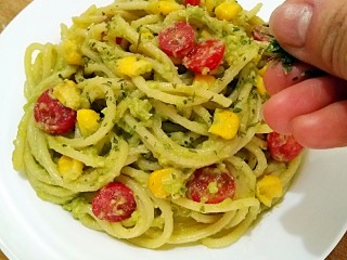 12、牛油果Pasta,最后可以撒上一些欧芹或者柠檬碎，黑胡椒之类的，然后就可以吃啦！