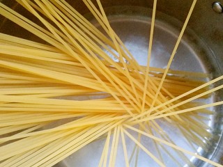 10、牛油果Pasta,锅中适量的水，煮至水微开时放入意面，煮8―10分钟，煮面时间长短可以按照意面包装袋上提示的时间就好。