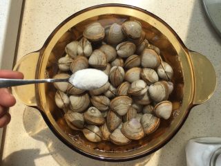 1、辣炒蛤蜊,蛤蜊买回来之后清水泡上 放两勺盐 为了更好吐沙子 泡上2-3小时 中途换水