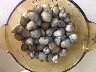 2、辣炒蛤蜊,然后冲水洗净  我洗了N遍 