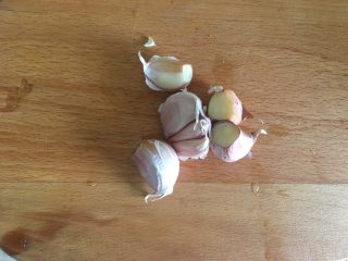 3、辣炒蛤蜊,蒜去根 去皮 切碎