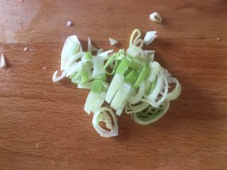 4、辣炒蛤蜊,葱切碎