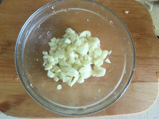 5、辣炒蛤蜊,都放入碗中备用