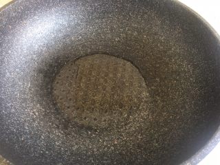 6、辣炒蛤蜊,锅内放油