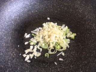 7、辣炒蛤蜊,葱蒜放入锅内爆香