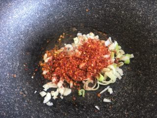 8、辣炒蛤蜊,放入辣椒碎