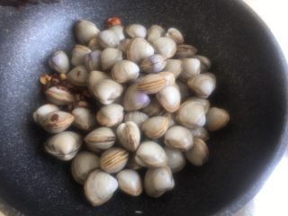 10、辣炒蛤蜊,洗净沥干水的蛤蜊