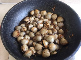 15、辣炒蛤蜊,翻炒均匀