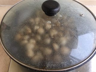 16、辣炒蛤蜊,盖上盖子闷30秒—1分钟