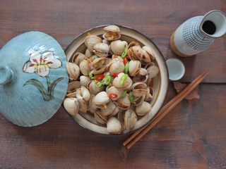 18、辣炒蛤蜊,连汤一起倒入容器内
