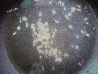 4、韭菜鸡蛋馅饼,锅中加入少许食用油，加热后放入姜末爆香