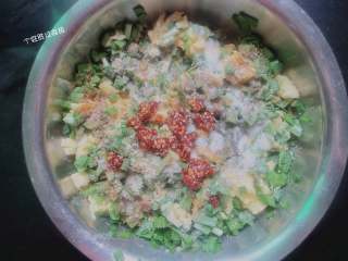 7、韭菜鸡蛋馅饼, 鸡蛋碎、韭菜放入同一个碗中，加入一勺盐、一勺五香粉、半勺香油、一勺辣椒油、一勺鸡精均匀即可