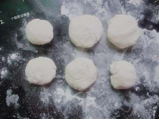 9、韭菜鸡蛋馅饼,将饧好的面团揉均匀，分成6个小面团