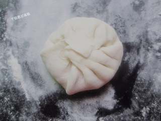 12、韭菜鸡蛋馅饼,包入韭菜鸡蛋馅，像包包子的手法包住馅，