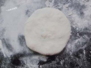13、韭菜鸡蛋馅饼,收口捏紧朝下，用手按压成大圆饼