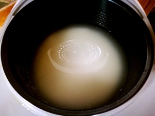 2、家庭简易版螃蟹海鲜粥,电饭煲多点放水，盖盖子按煮粥键。