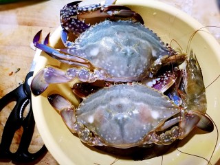 3、家庭简易版螃蟹海鲜粥,电饭煲煮粥的时间，开始准备海鲜。