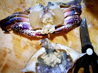 6、家庭简易版螃蟹海鲜粥,把螃蟹盖取下，盖子里的蟹黄留好，把盖子顶部中间的小沙袋剪下。