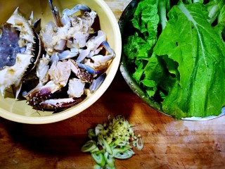 9、家庭简易版螃蟹海鲜粥,一只螃蟹随意剪成四块，小青菜洗好，葱姜切沫。