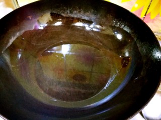 12、家庭简易版螃蟹海鲜粥,另起一炒锅，倒适量油，烧八成热。