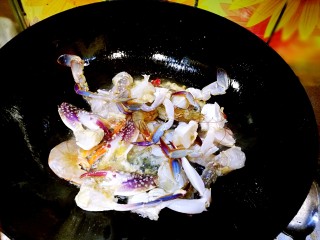 13、家庭简易版螃蟹海鲜粥,倒入海鲜爆炒。