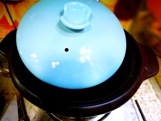 10、家庭简易版螃蟹海鲜粥,准备好要要煮粥的砂锅。