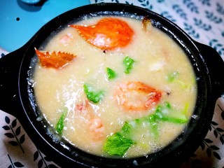 17、家庭简易版螃蟹海鲜粥,端下锅，粥还在继续沸腾，鲜味已经出来啦，趁热喝啦，小心烫哦。