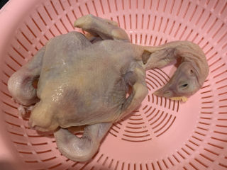 1、家庭版烤鸡,鸡洗干净沥干水