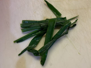 9、家庭版烤鸡,把葱洗干净切段