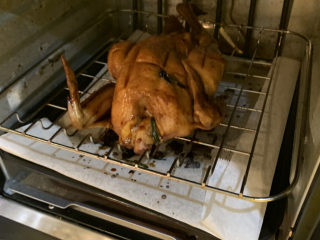 17、家庭版烤鸡,20分钟后，每隔15分钟把鸡刷上一次酱料