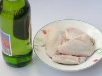 1、啤酒鸡翅,准备的材料：鸡翅和啤酒