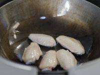 2、啤酒鸡翅,热油锅，煎鸡翅