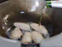 3、啤酒鸡翅,煎至两面有点变色后，放入半瓶啤酒