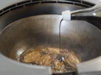 5、啤酒鸡翅,加适量的老抽，上色。开大火收汁。一边收汁，一边将汁水一遍一遍的淋到鸡翅上，这样颜色更加的好看。