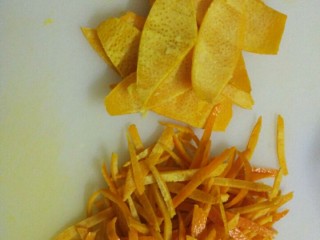 4、橙皮蜜饯,然后用清水煮5分钟，捞起来，用铁勺把橙皮里面的白瓢刮掉，剩下一层薄薄的橙子皮