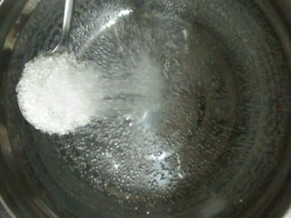 6、橙皮蜜饯,锅中加入清水烧开，加入冰糖，白糖也可以，熬至冰糖融化