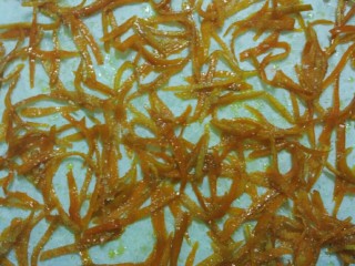 8、橙皮蜜饯,然后倒在油纸上摊开风干，最后撒上白糖，装进密封的玻璃瓶中，美美的橙皮蜜饯就搞定啦！