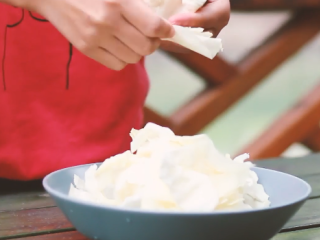 2、酱油炒面,包菜撕碎。