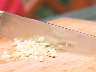 4、酱油炒面,拍蒜切末。