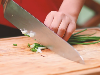 5、酱油炒面,葱切末。